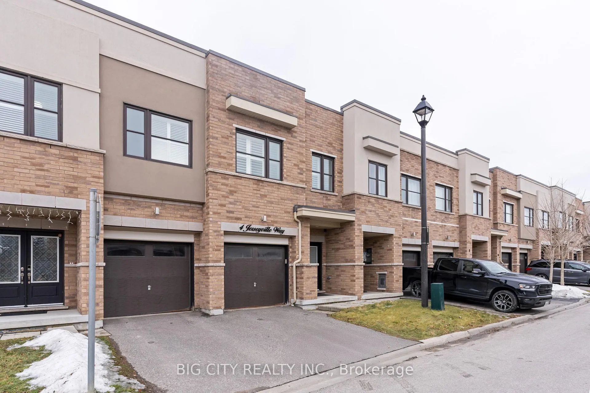 Photo 2 of 4 Jerseyville Way, Whitby, Downtown Whitby — HOMEH