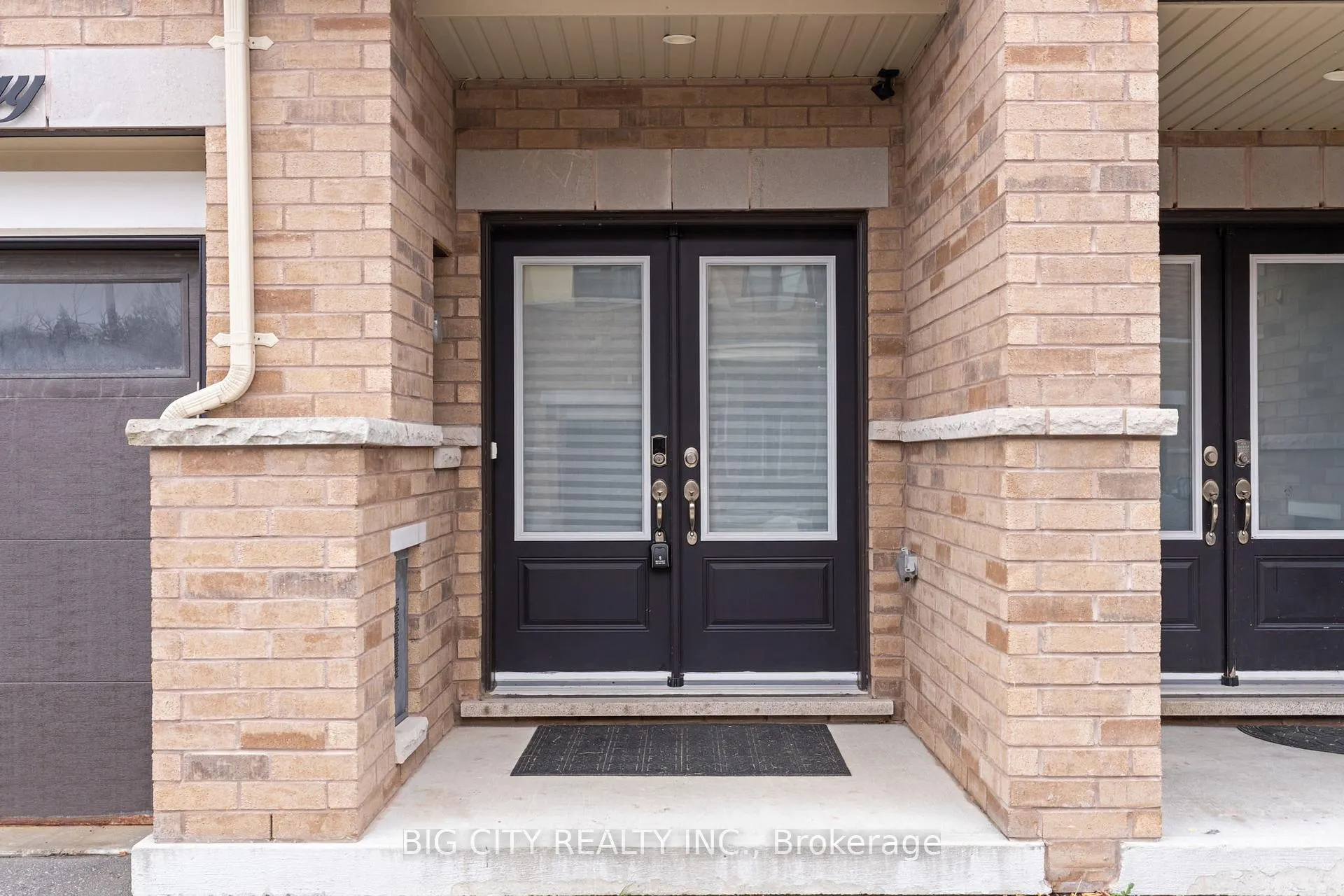 Photo 3 of 4 Jerseyville Way, Whitby, Downtown Whitby — HOMEH