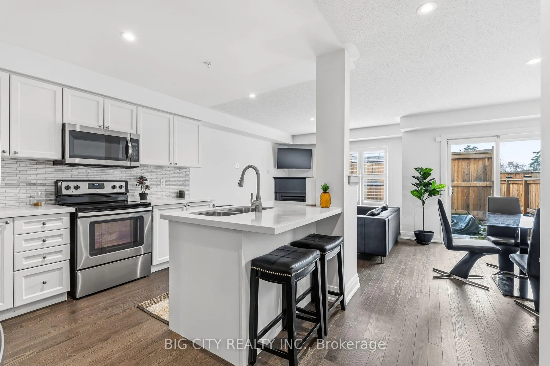 Photo 4 of 4 Jerseyville Way, Whitby, Downtown Whitby — HOMEH