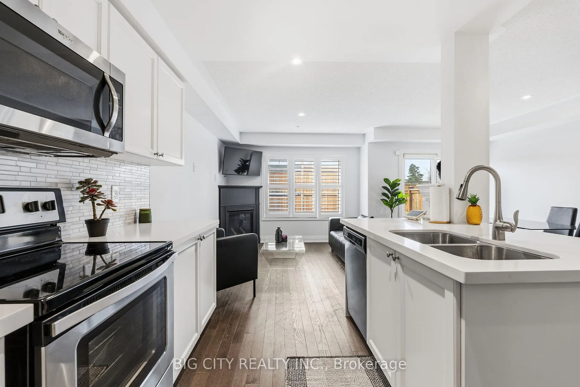 Photo 5 of 4 Jerseyville Way, Whitby, Downtown Whitby — HOMEH