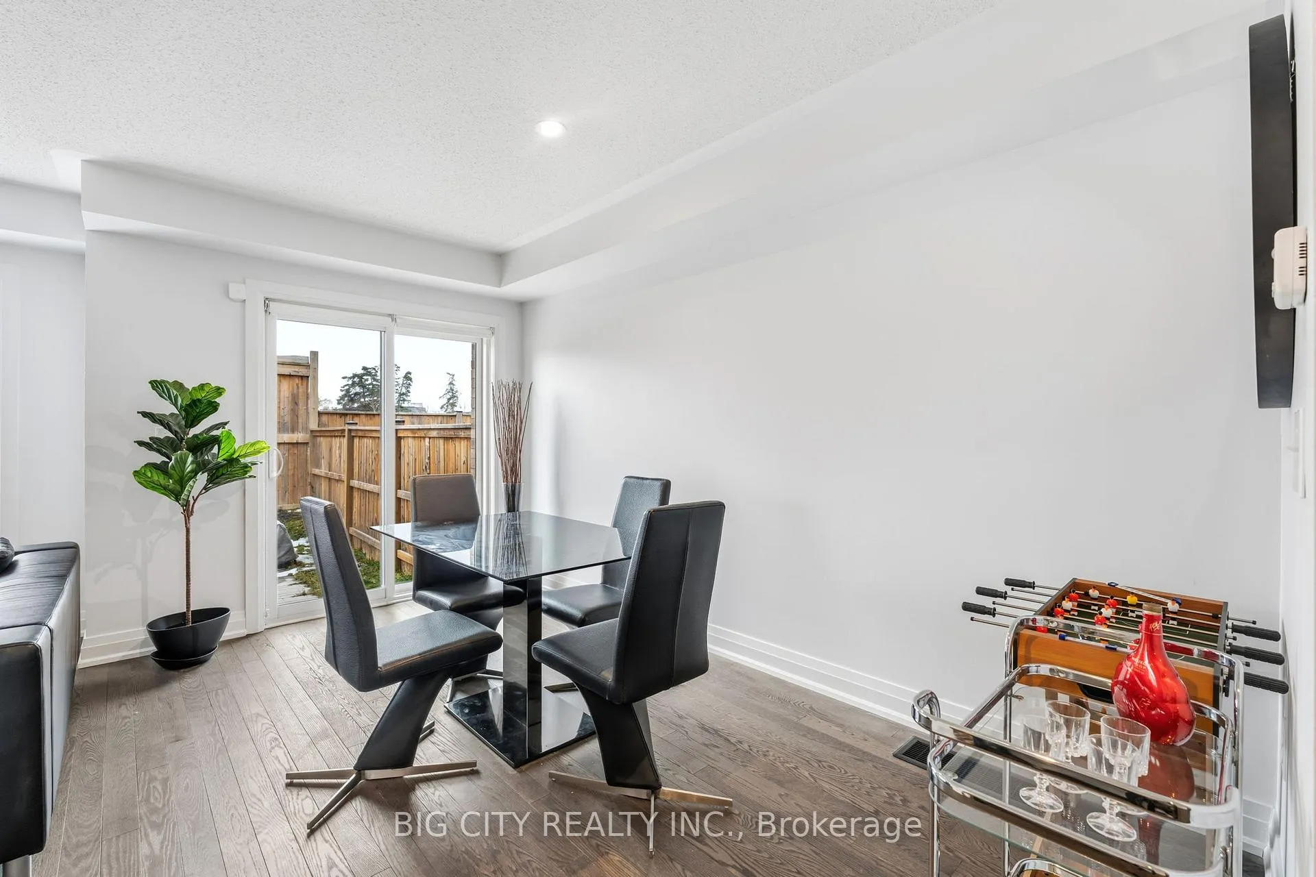 Photo 7 of 4 Jerseyville Way, Whitby, Downtown Whitby — HOMEH