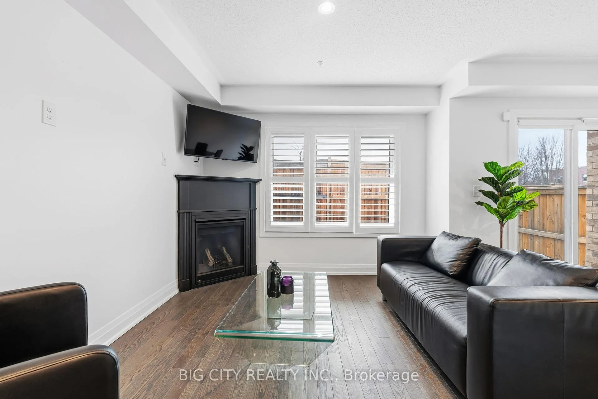 Photo 13 of 4 Jerseyville Way, Whitby, Downtown Whitby — HOMEH
