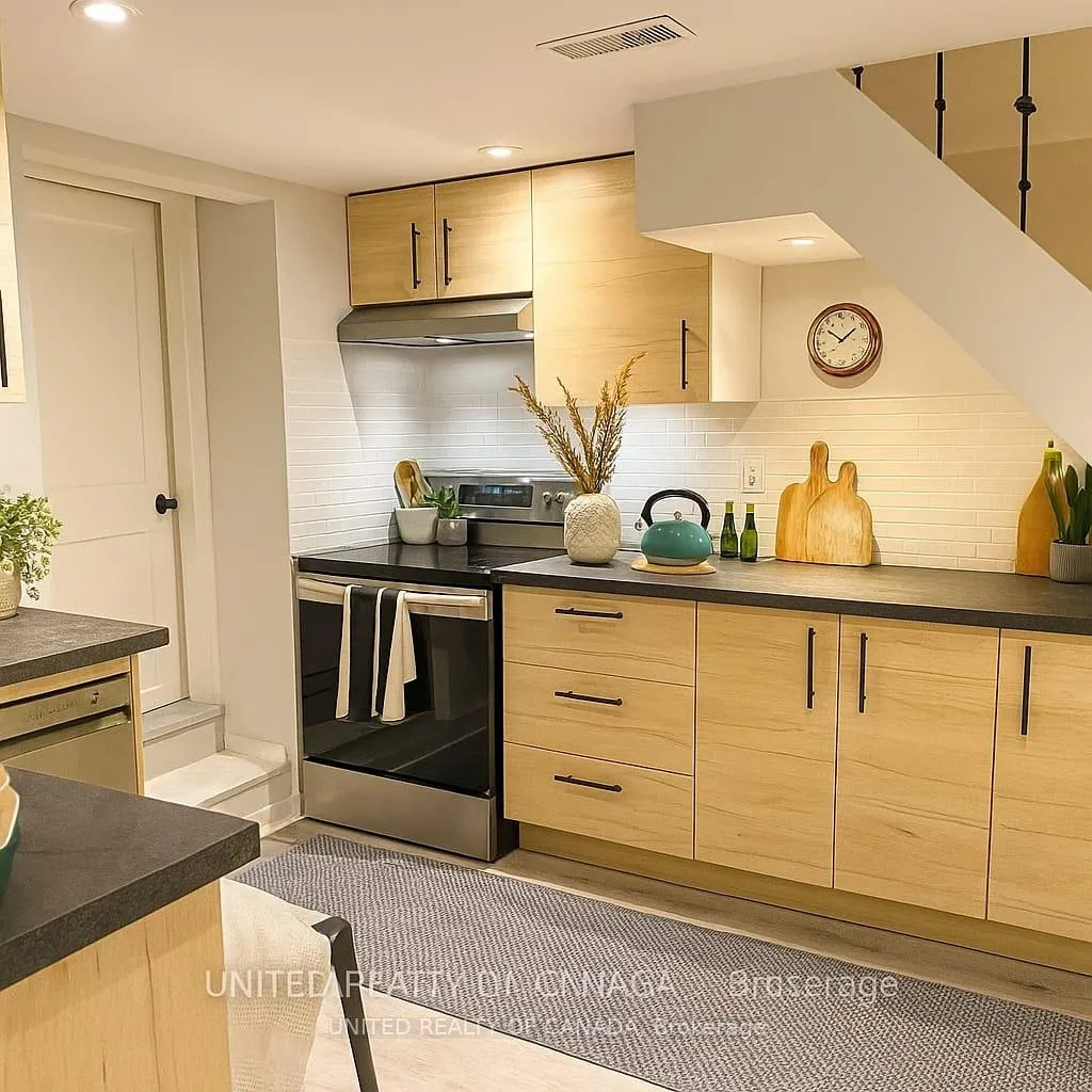 Photo 5 of Unit Lower, 126 Weldrick Rd W, Richmond Hill, North Richvale — HOMEH