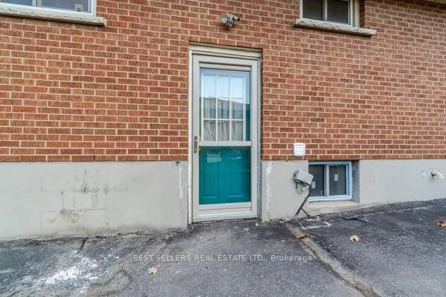 Front of Unit LOWER, 541 Oakwood Avenue