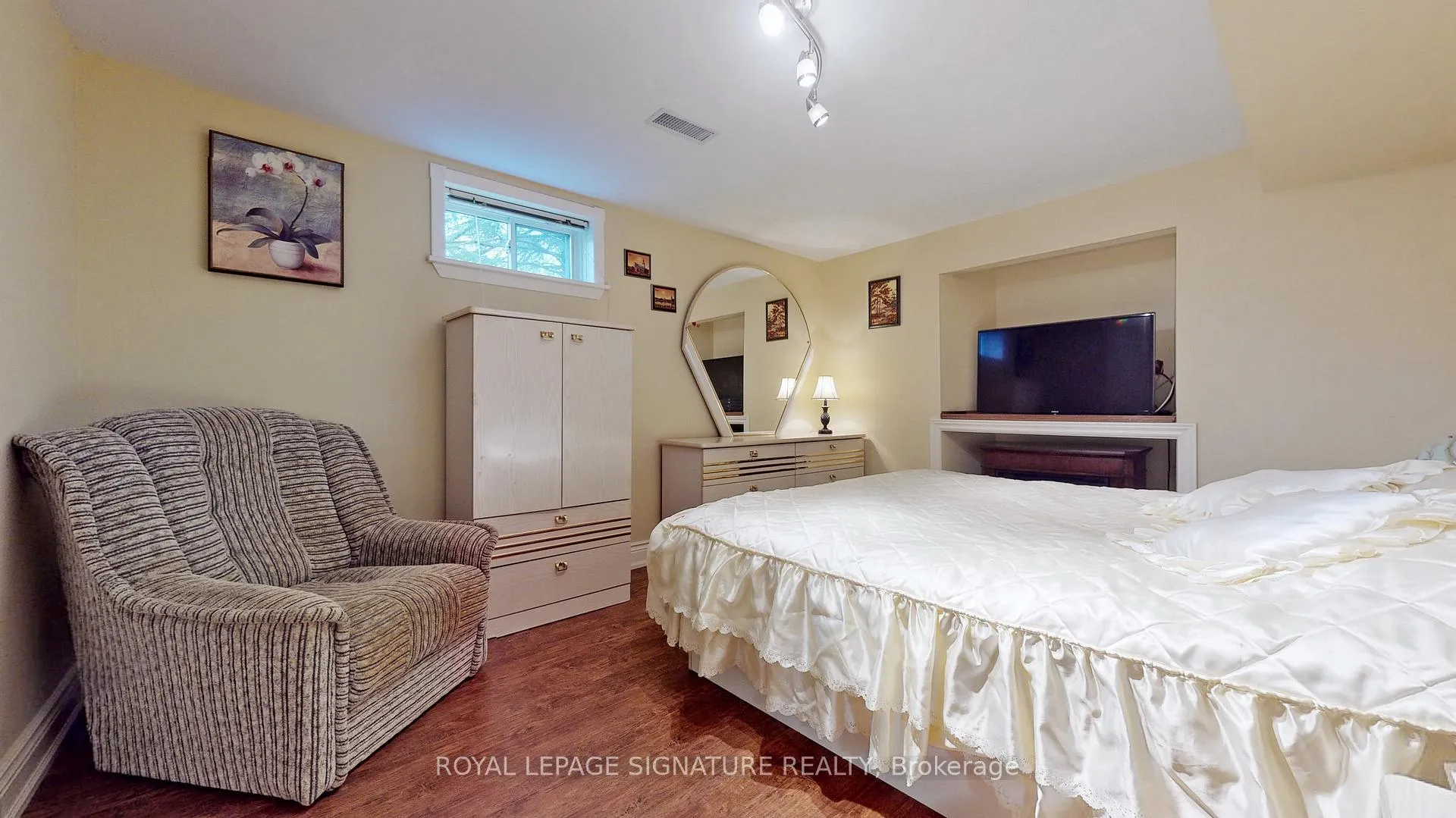 Photo 11 of Unit Lower, 30 Knole Haven Drive, Aurora, Aurora Highlands — HOMEH