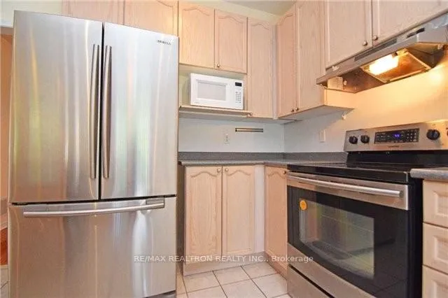 Photo 4 of 22 Desert View Crescent, Richmond Hill, Westbrook — HOMEH