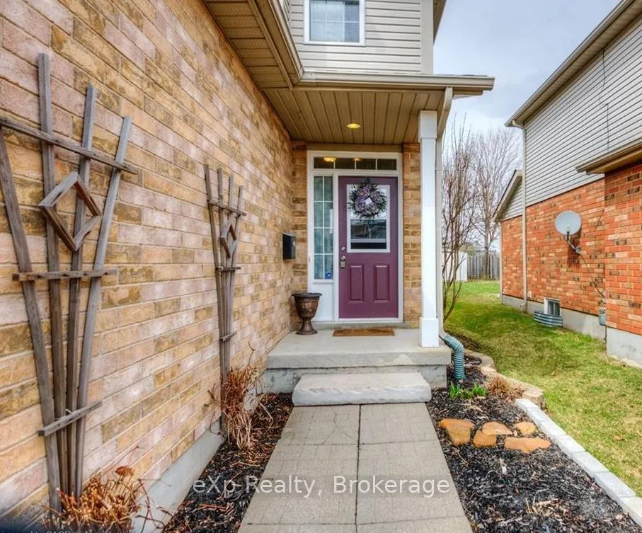 Photo 2 of 543 Chesapeake Crescent, Waterloo — HOMEH