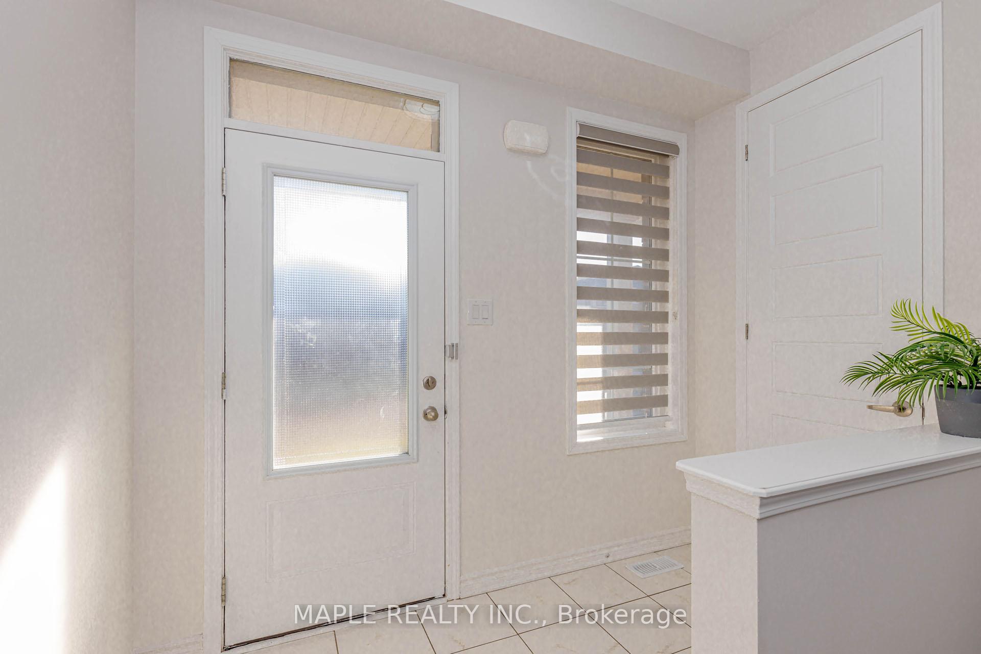 Photo 4 of 18 Boothill Drive, Brampton, Northwest Brampton — HOMEH