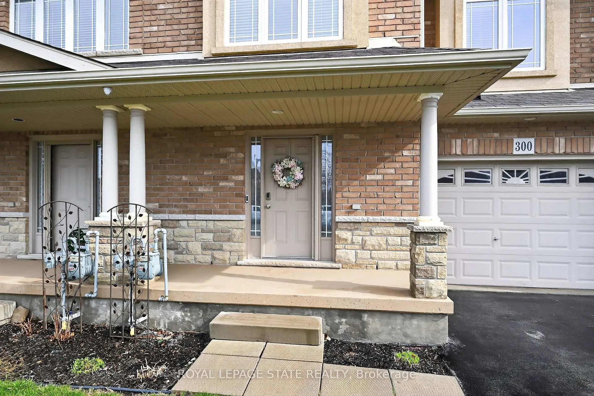 Photo 2 of 300 Pinehill Drive, Hamilton, Stoney Creek — HOMEH