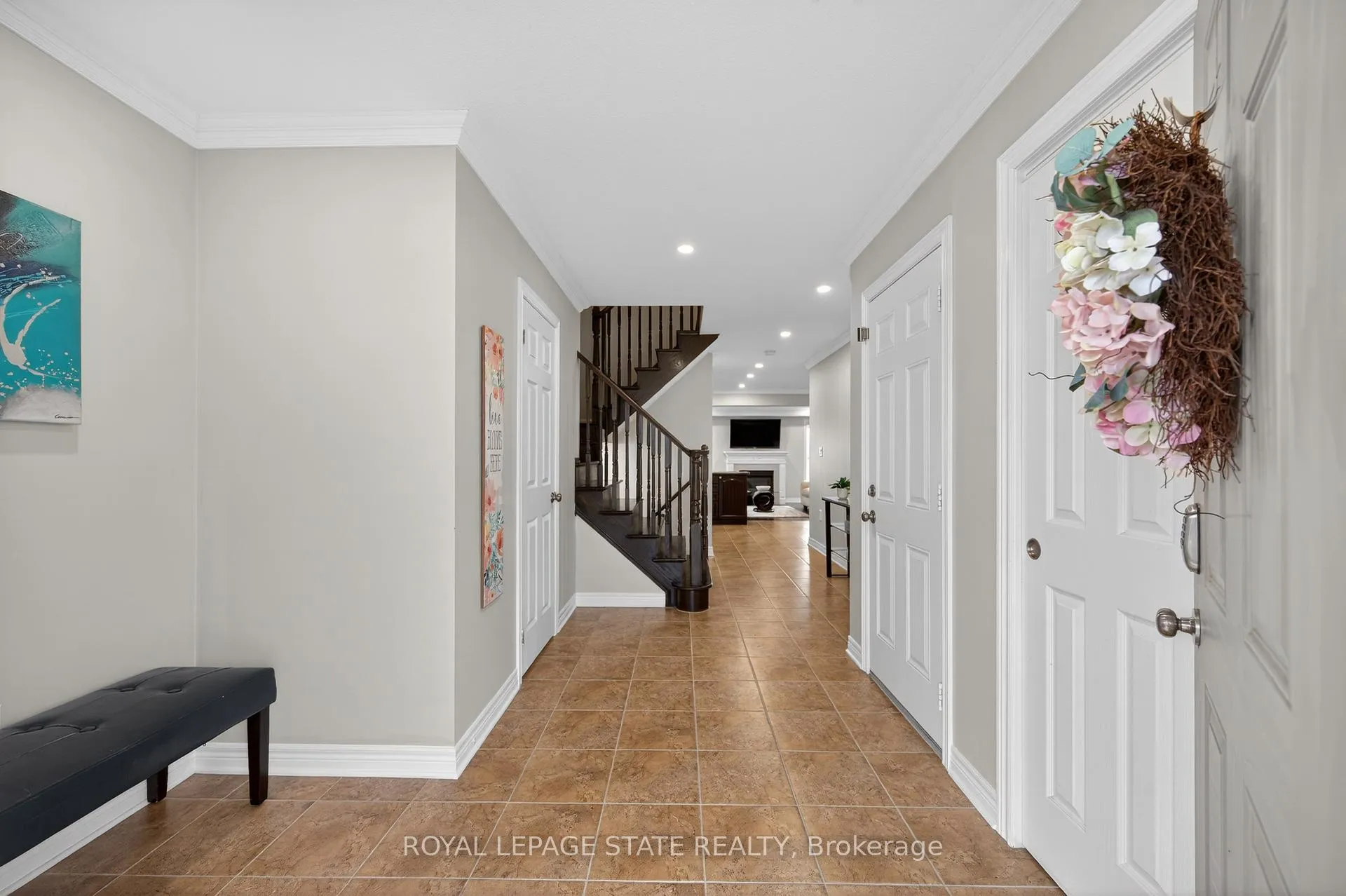 Photo 3 of 300 Pinehill Drive, Hamilton, Stoney Creek — HOMEH