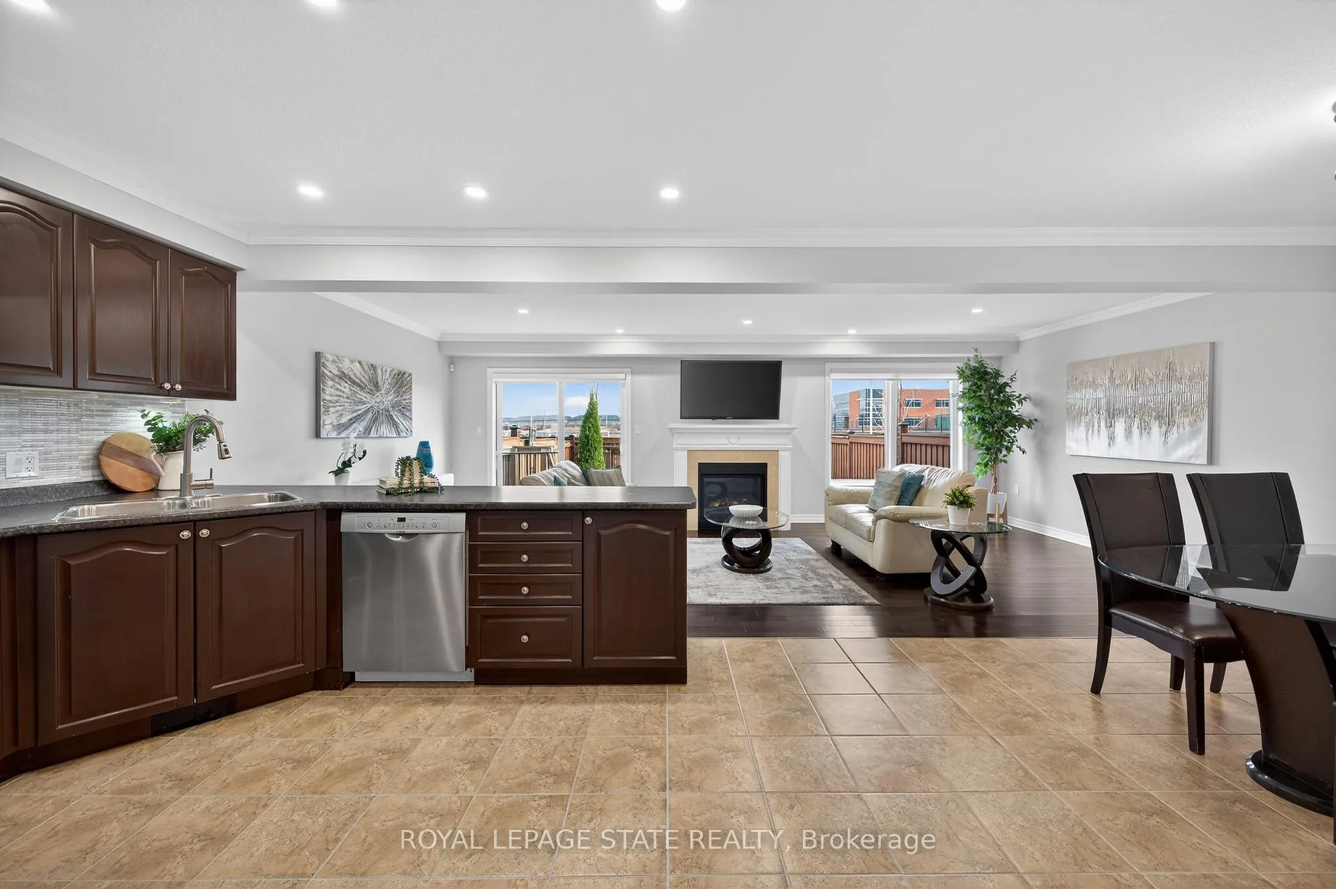Photo 6 of 300 Pinehill Drive, Hamilton, Stoney Creek — HOMEH