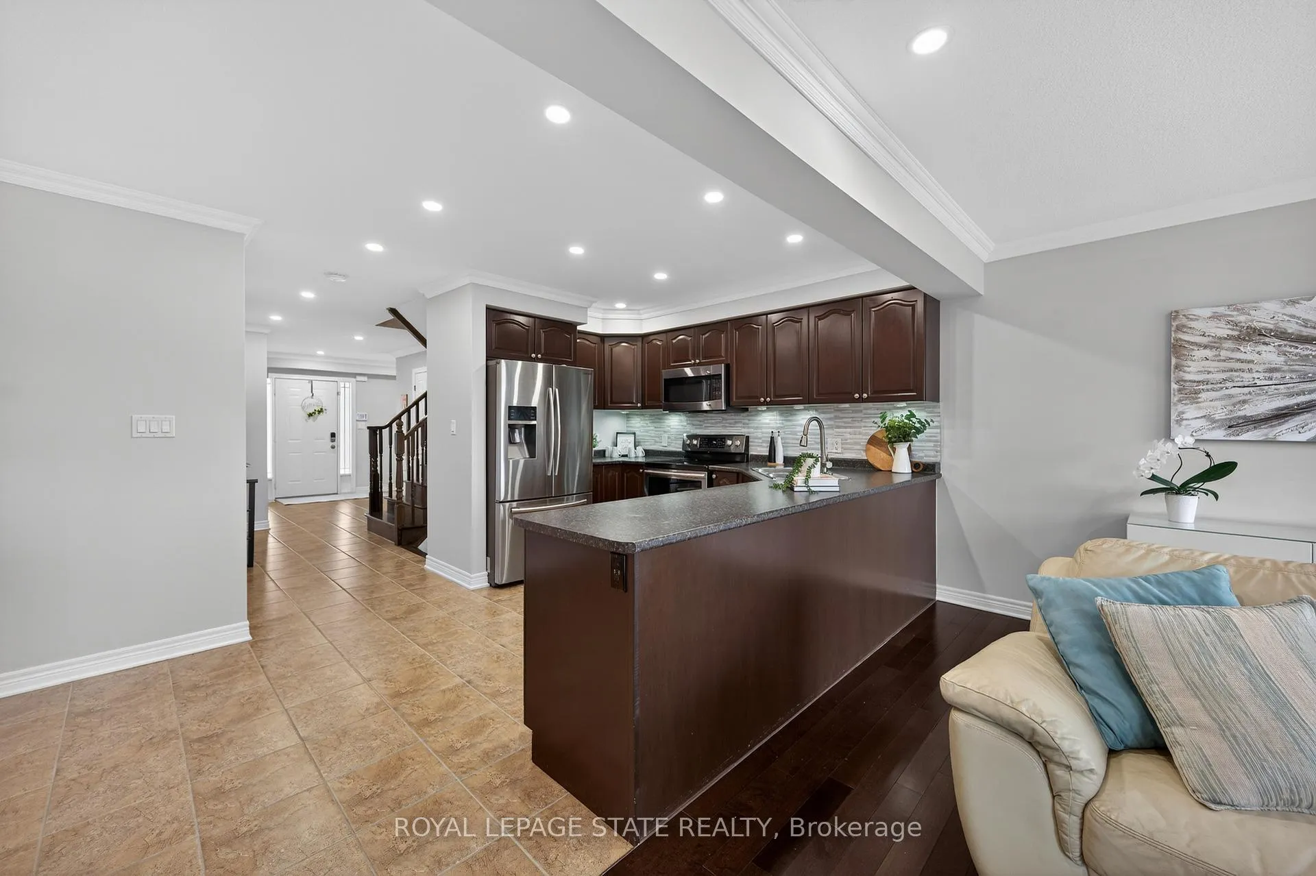Photo 8 of 300 Pinehill Drive, Hamilton, Stoney Creek — HOMEH