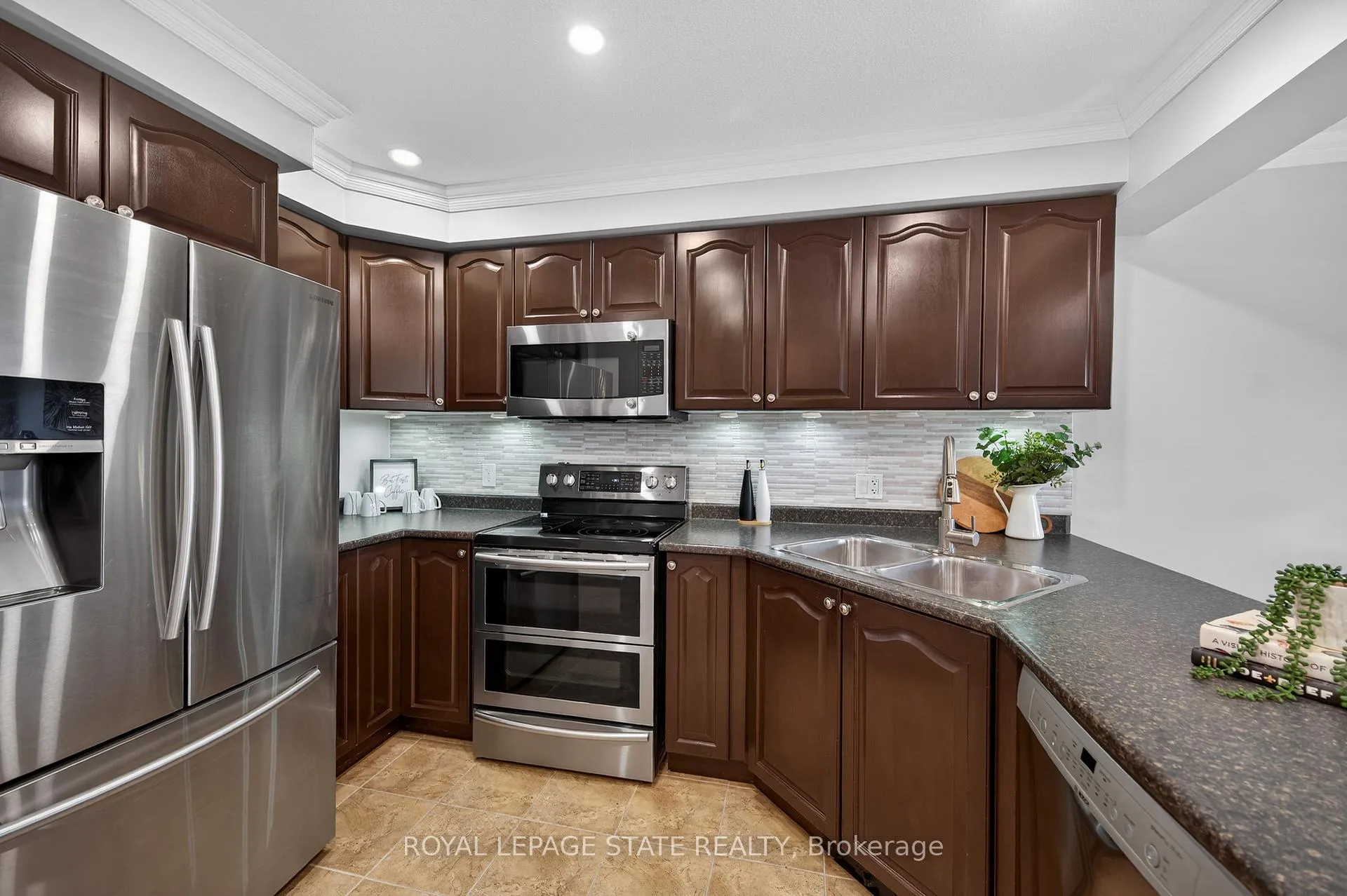 Photo 10 of 300 Pinehill Drive, Hamilton, Stoney Creek — HOMEH