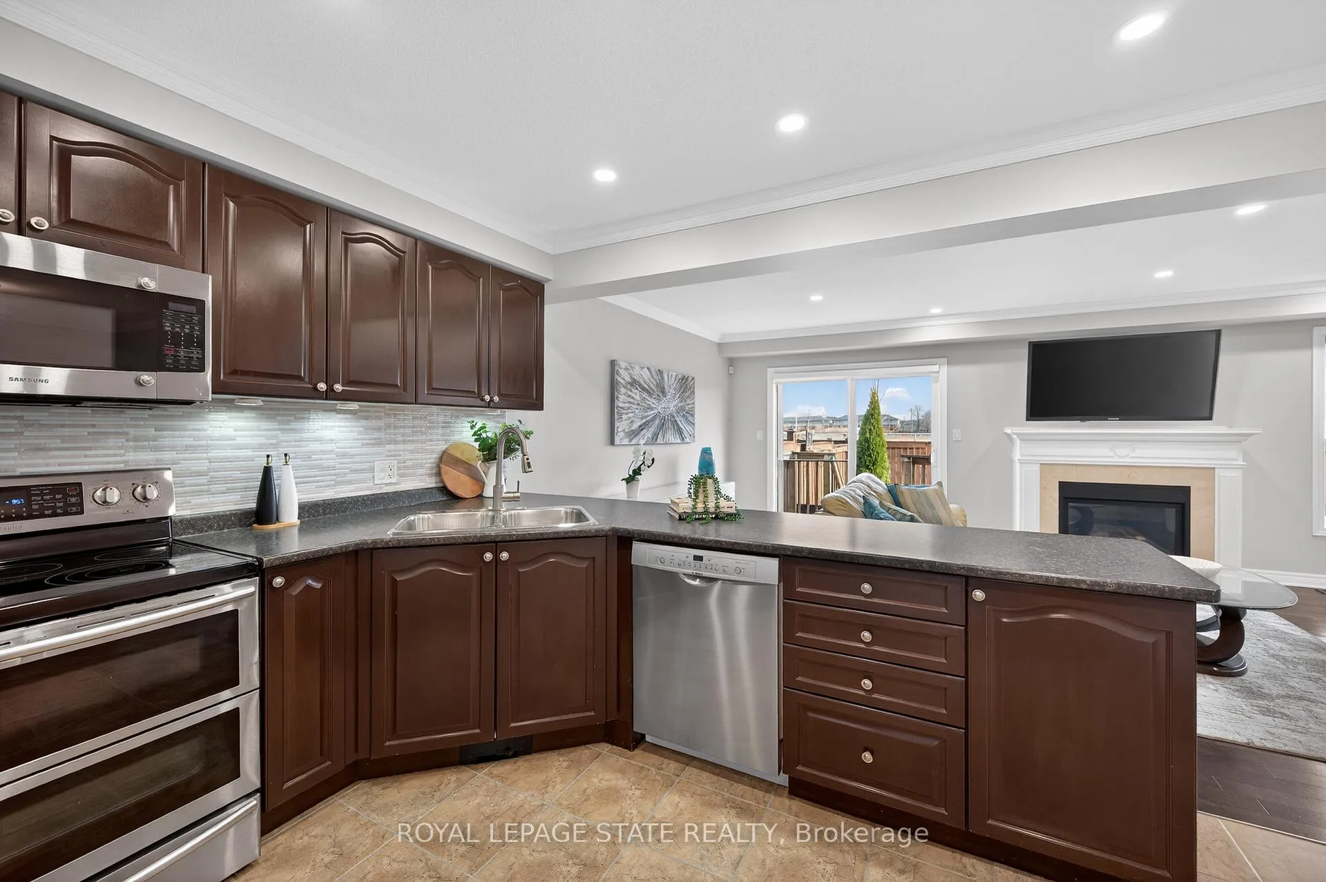 Photo 11 of 300 Pinehill Drive, Hamilton, Stoney Creek — HOMEH