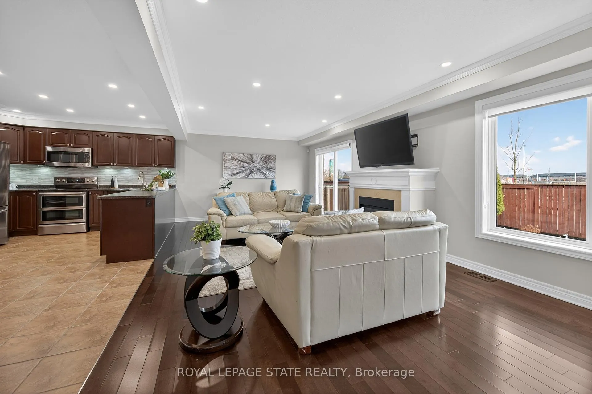 Photo 14 of 300 Pinehill Drive, Hamilton, Stoney Creek — HOMEH