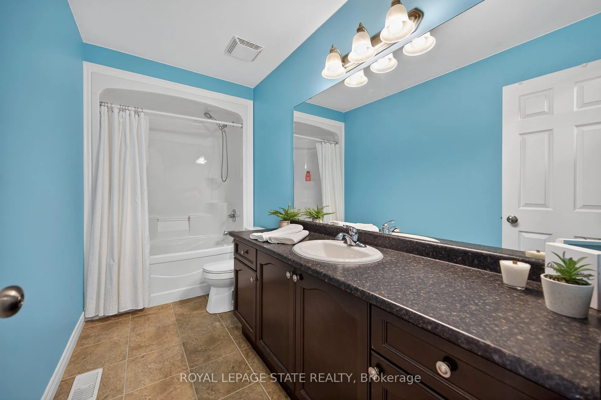 Photo 33 of 300 Pinehill Drive, Hamilton, Stoney Creek — HOMEH