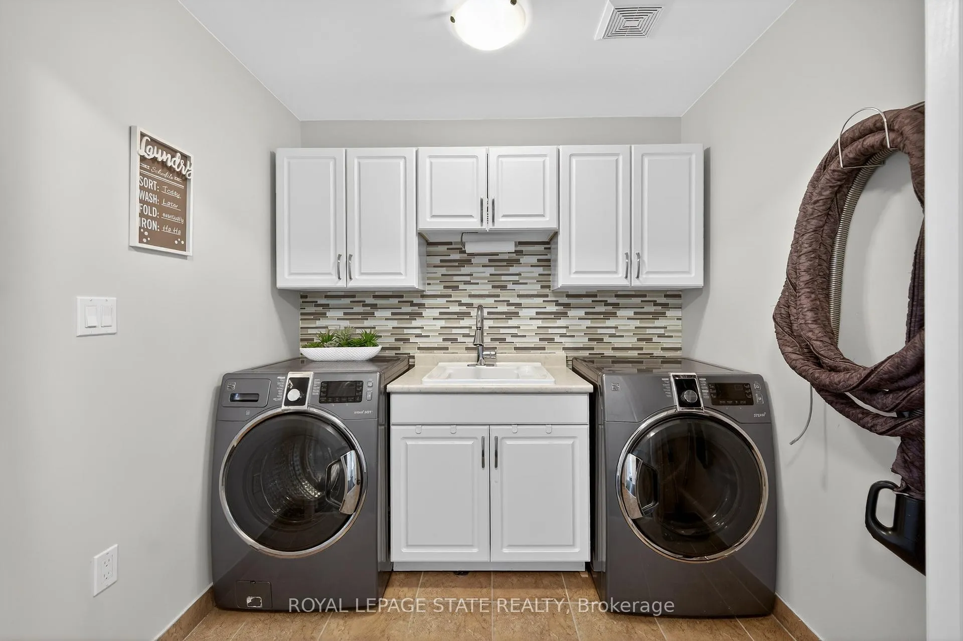 Photo 35 of 300 Pinehill Drive, Hamilton, Stoney Creek — HOMEH