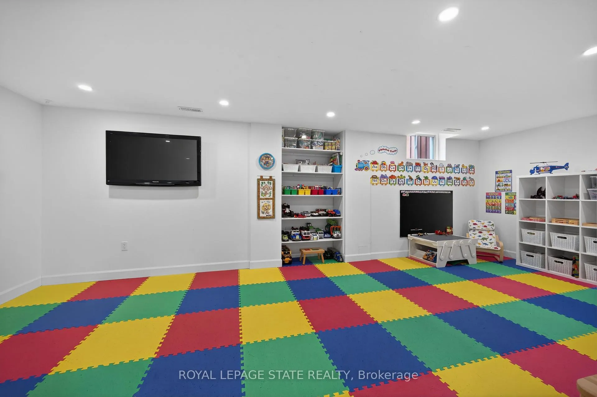 Photo 39 of 300 Pinehill Drive, Hamilton, Stoney Creek — HOMEH