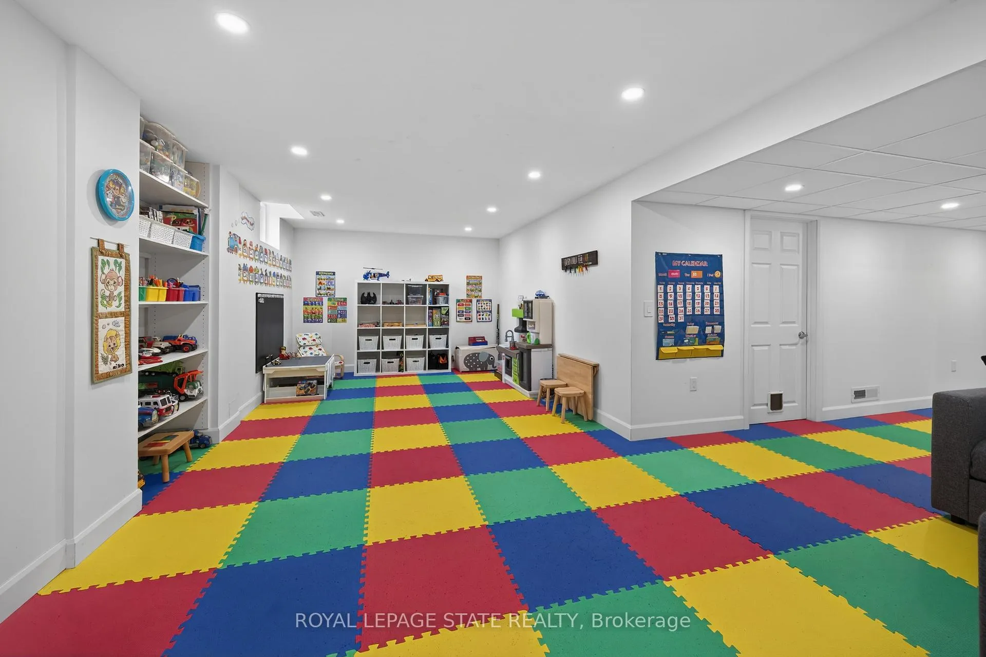 Photo 40 of 300 Pinehill Drive, Hamilton, Stoney Creek — HOMEH