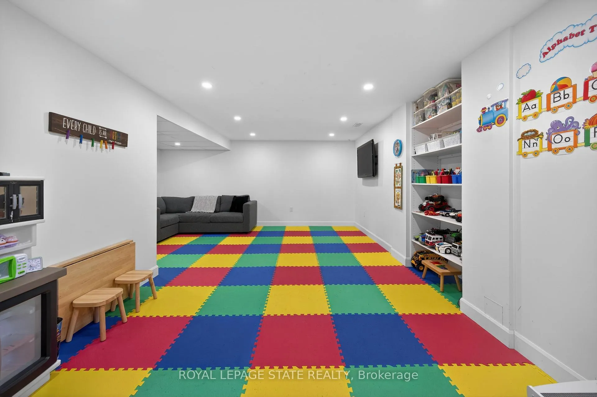 Photo 41 of 300 Pinehill Drive, Hamilton, Stoney Creek — HOMEH