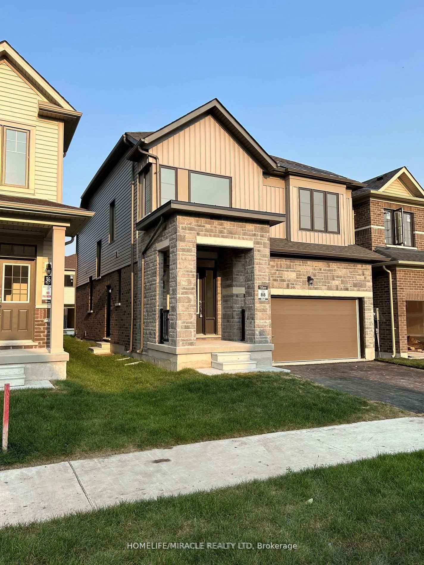 Photo 2 of 34 Rochester Drive, Barrie, Rural Barrie Southeast — HOMEH