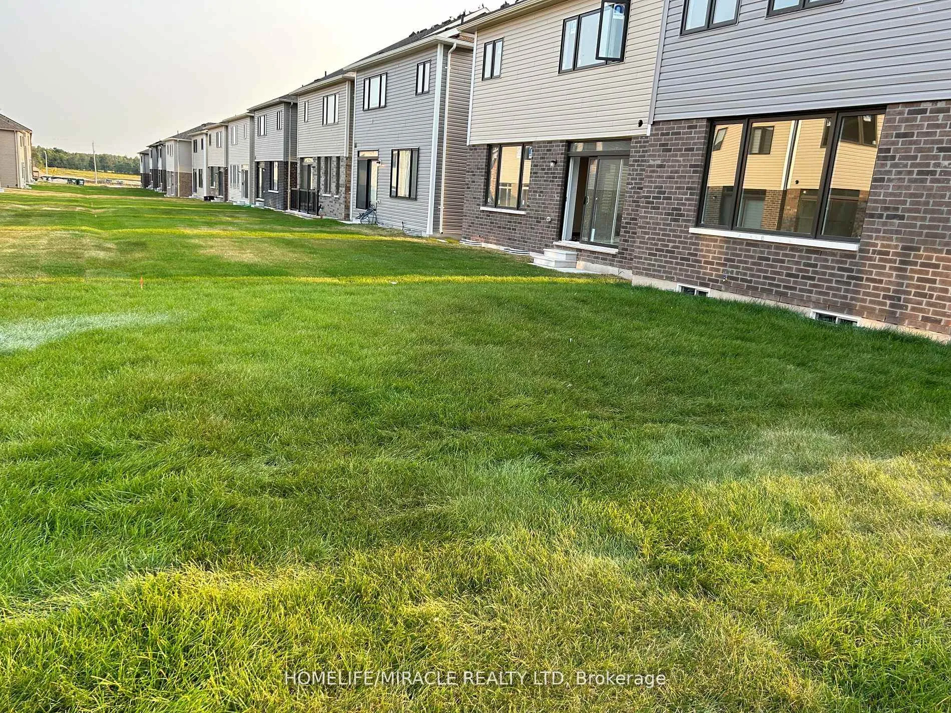 Photo 11 of 34 Rochester Drive, Barrie, Rural Barrie Southeast — HOMEH