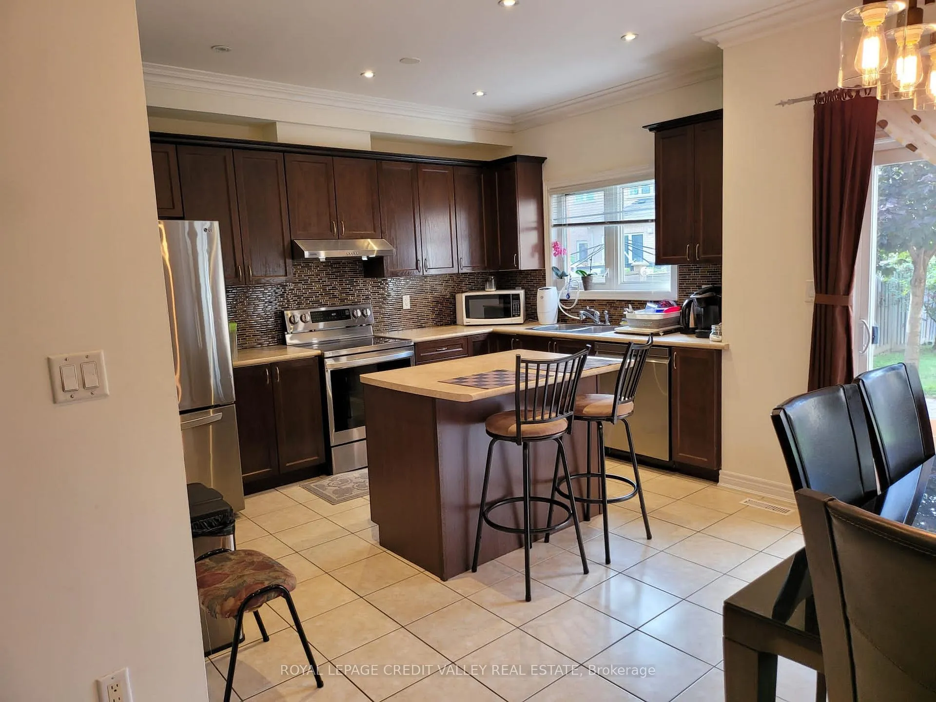Photo 4 of 38 Brahm Court, Vaughan, Vellore Village — HOMEH