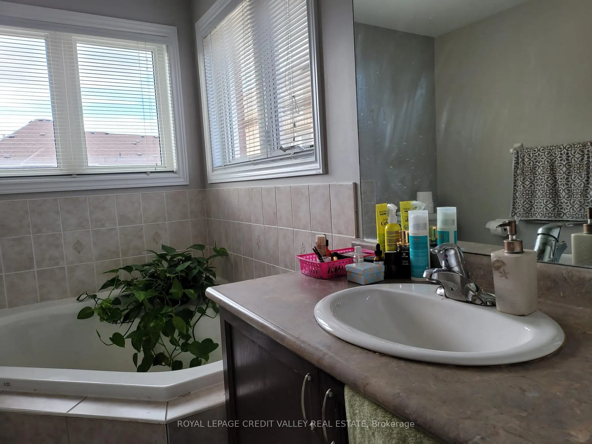 Photo 23 of 38 Brahm Court, Vaughan, Vellore Village — HOMEH