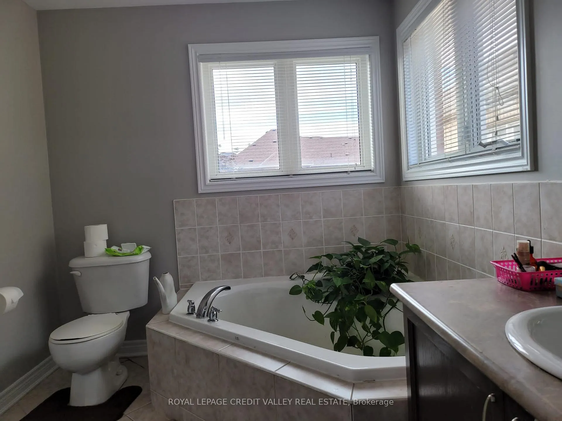 Photo 24 of 38 Brahm Court, Vaughan, Vellore Village — HOMEH