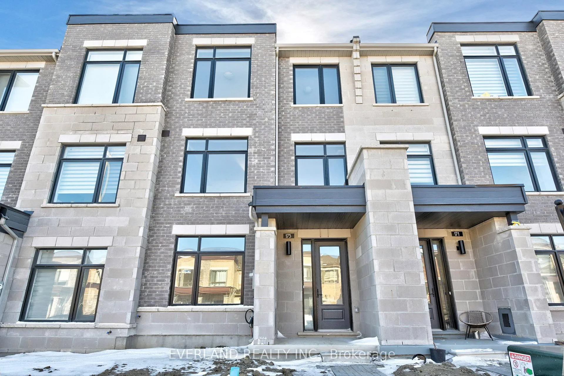 Front of 173 Mumbai Drive