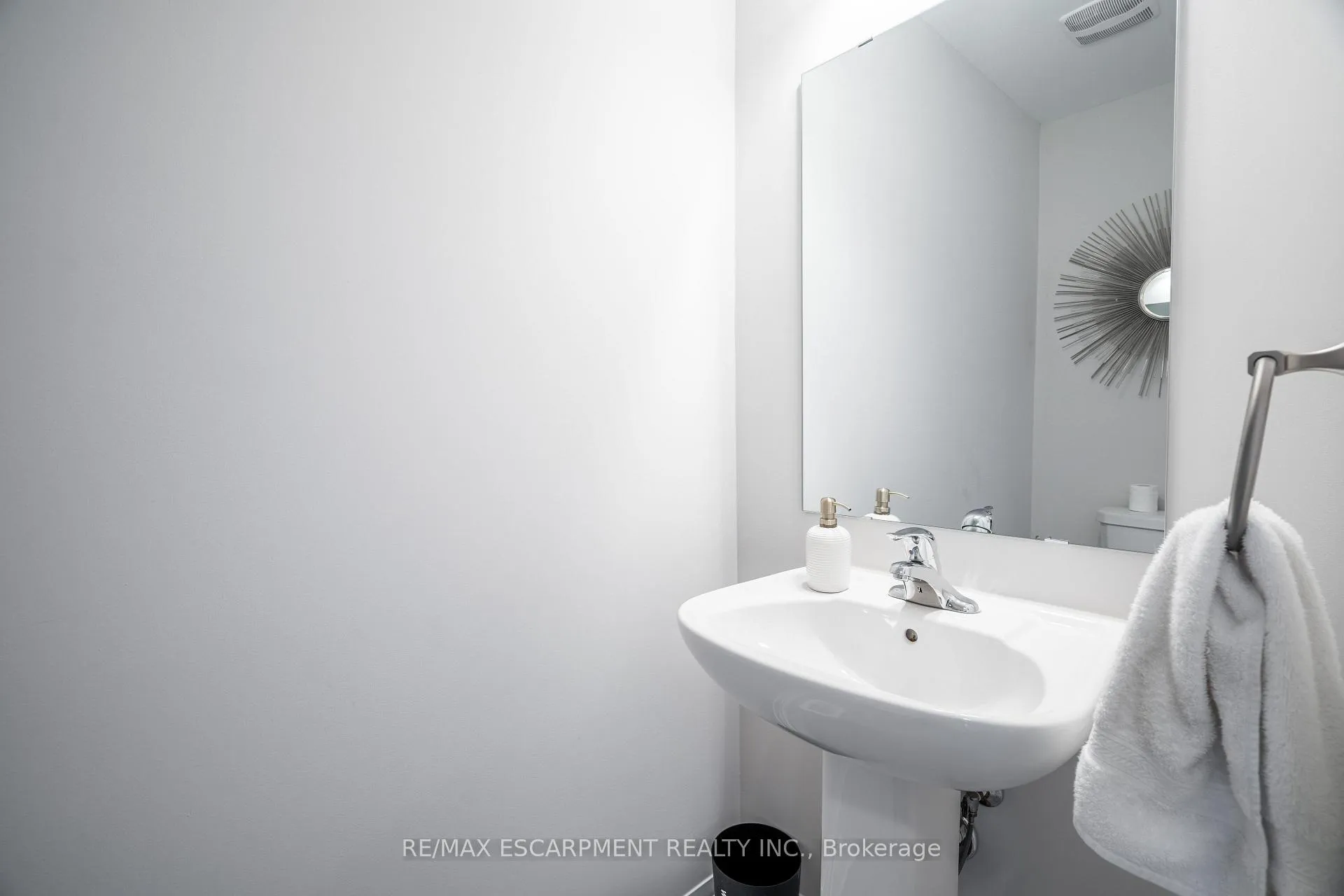 Photo 19 of 44 Freedom Crescent, Hamilton, Mount Hope — HOMEH
