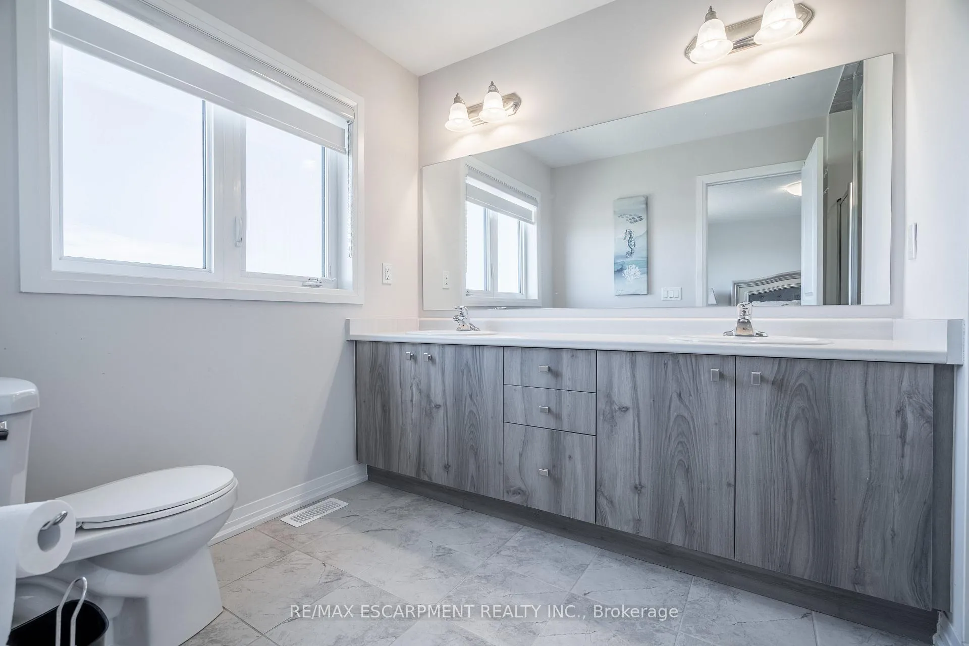 Photo 23 of 44 Freedom Crescent, Hamilton, Mount Hope — HOMEH
