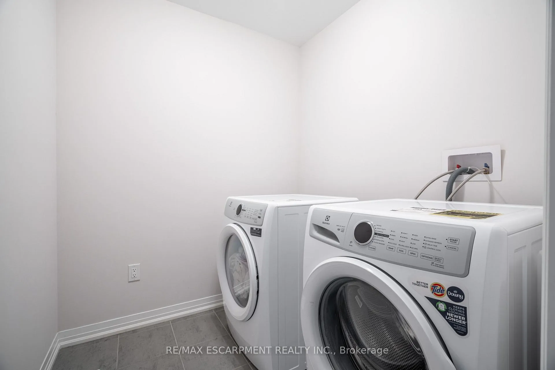Photo 32 of 44 Freedom Crescent, Hamilton, Mount Hope — HOMEH