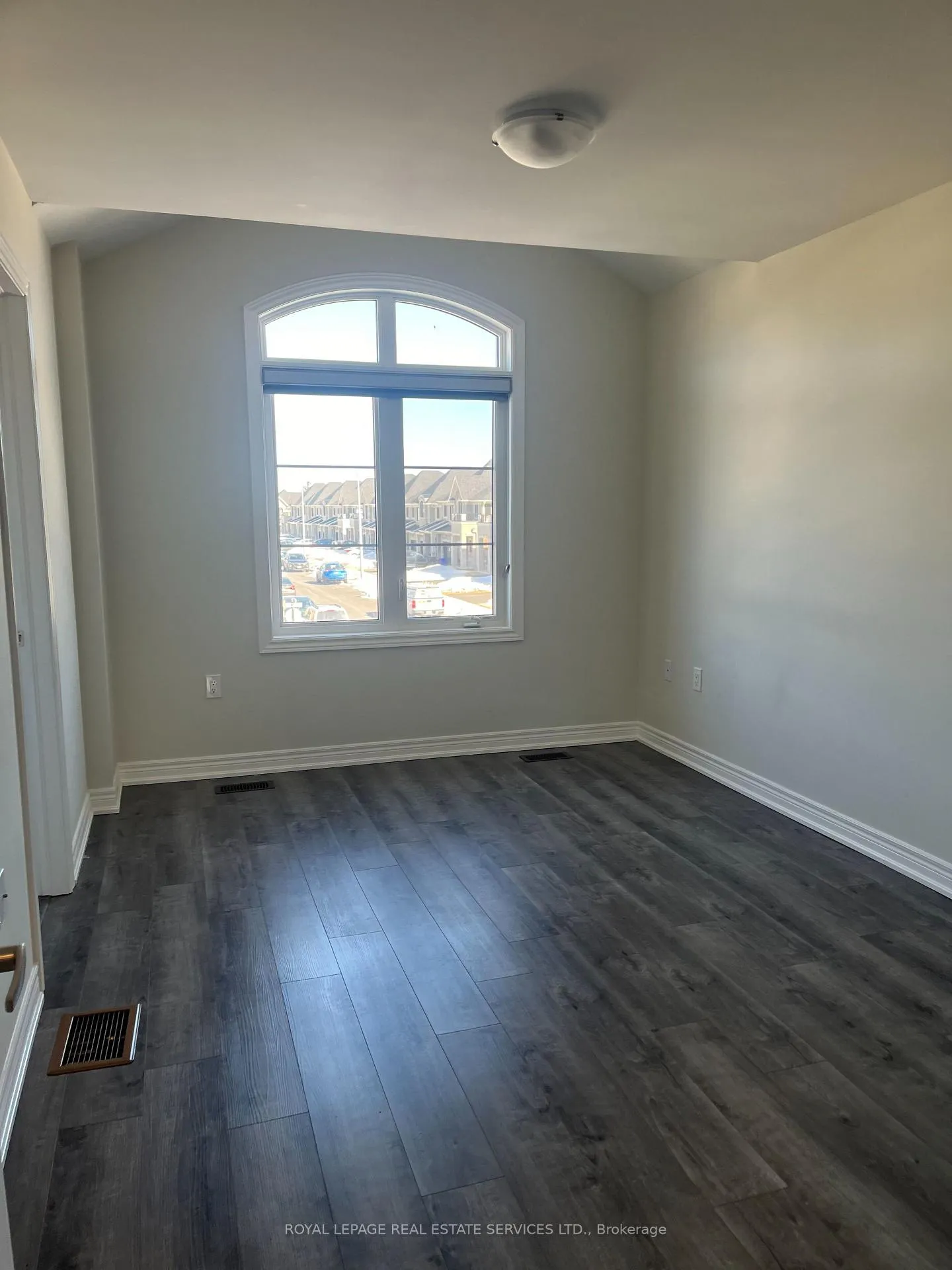 Photo 10 of 129 Aquasanta Crescent, Hamilton, Ryckmans — HOMEH