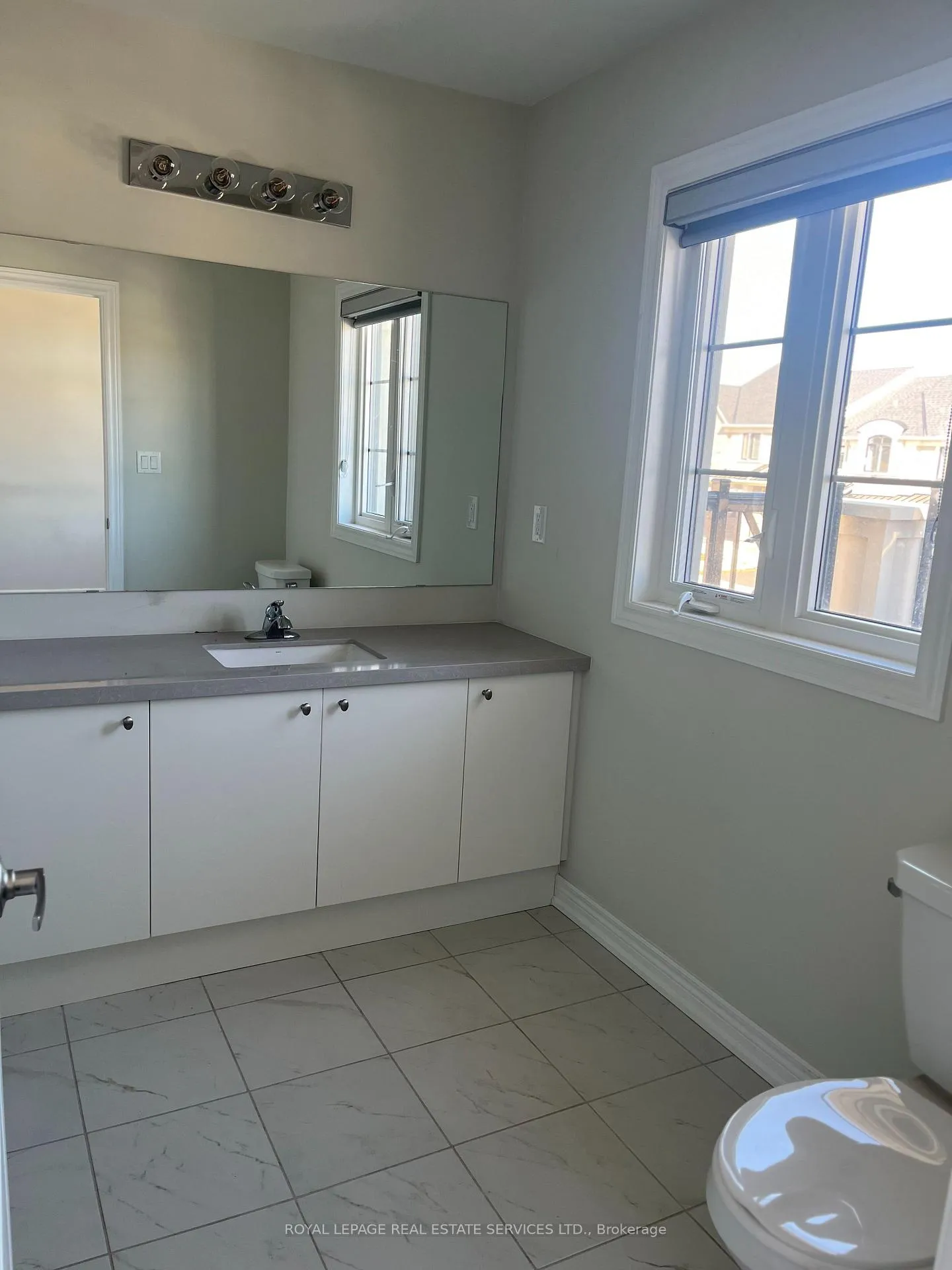Photo 12 of 129 Aquasanta Crescent, Hamilton, Ryckmans — HOMEH