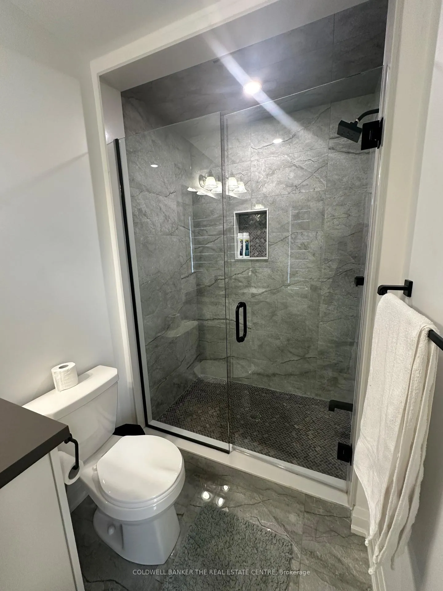 Photo 27 of 35 Gerry Henry Lane, Clarington, Courtice — HOMEH