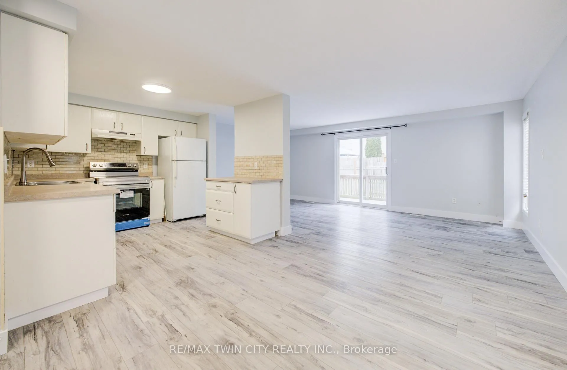 Photo 8 of 68 Foxglove Crescent, Waterloo — HOMEH