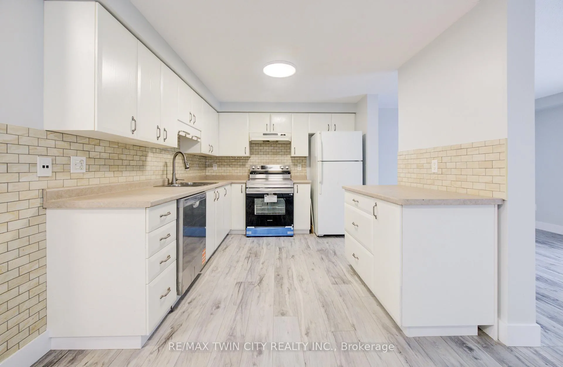 Photo 9 of 68 Foxglove Crescent, Waterloo — HOMEH