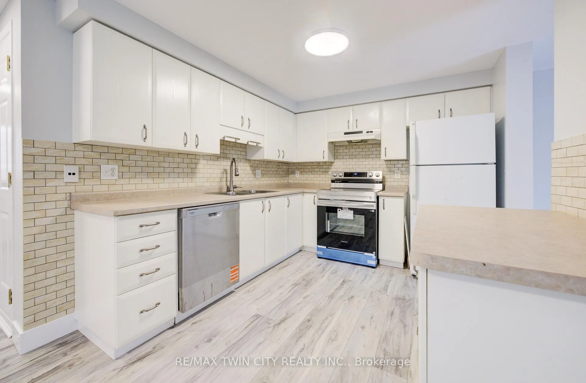 Photo 10 of 68 Foxglove Crescent, Waterloo — HOMEH