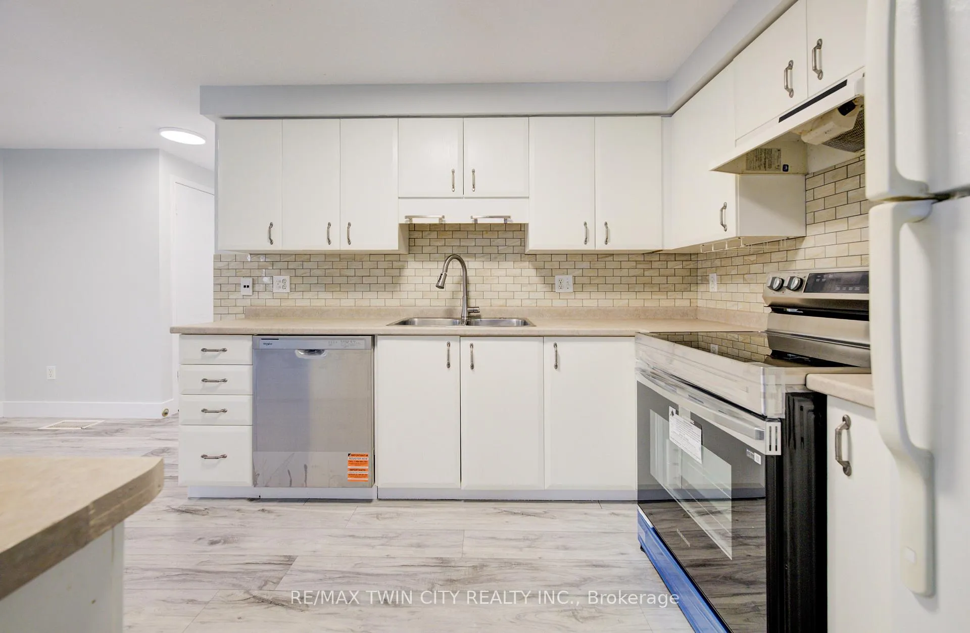Photo 11 of 68 Foxglove Crescent, Waterloo — HOMEH