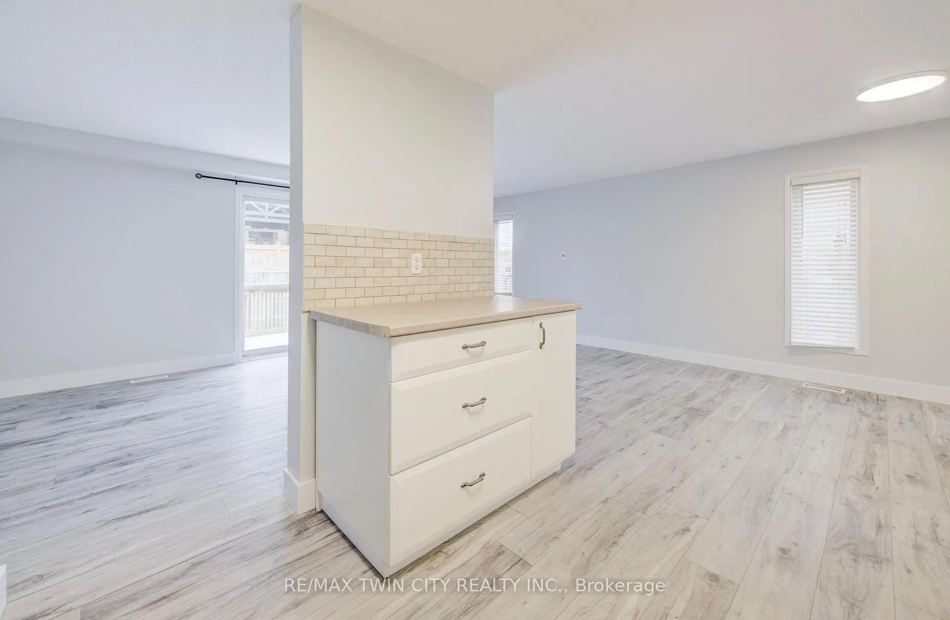 Photo 12 of 68 Foxglove Crescent, Waterloo — HOMEH