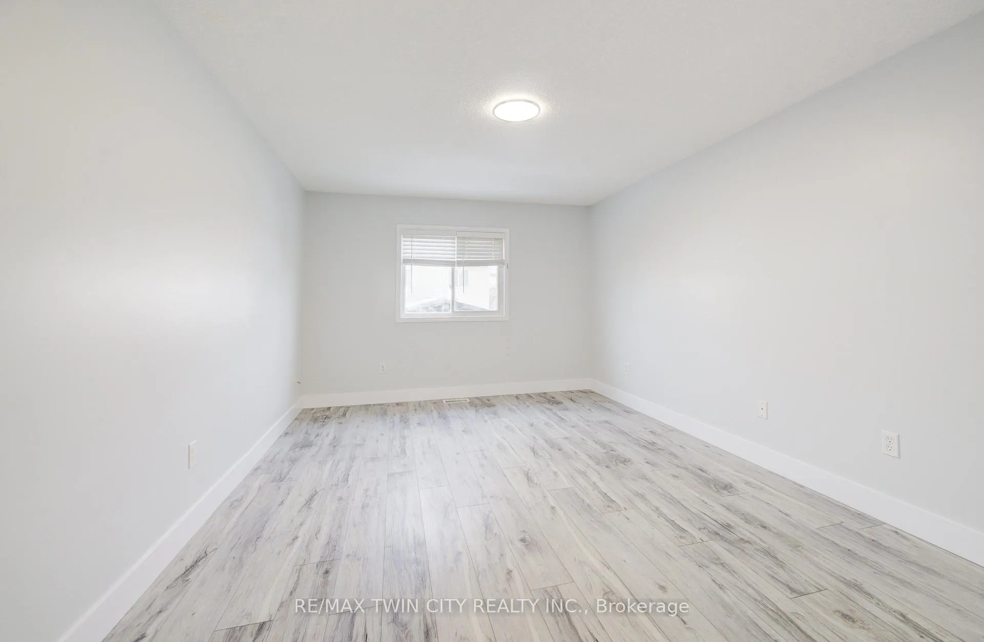 Photo 22 of 68 Foxglove Crescent, Waterloo — HOMEH