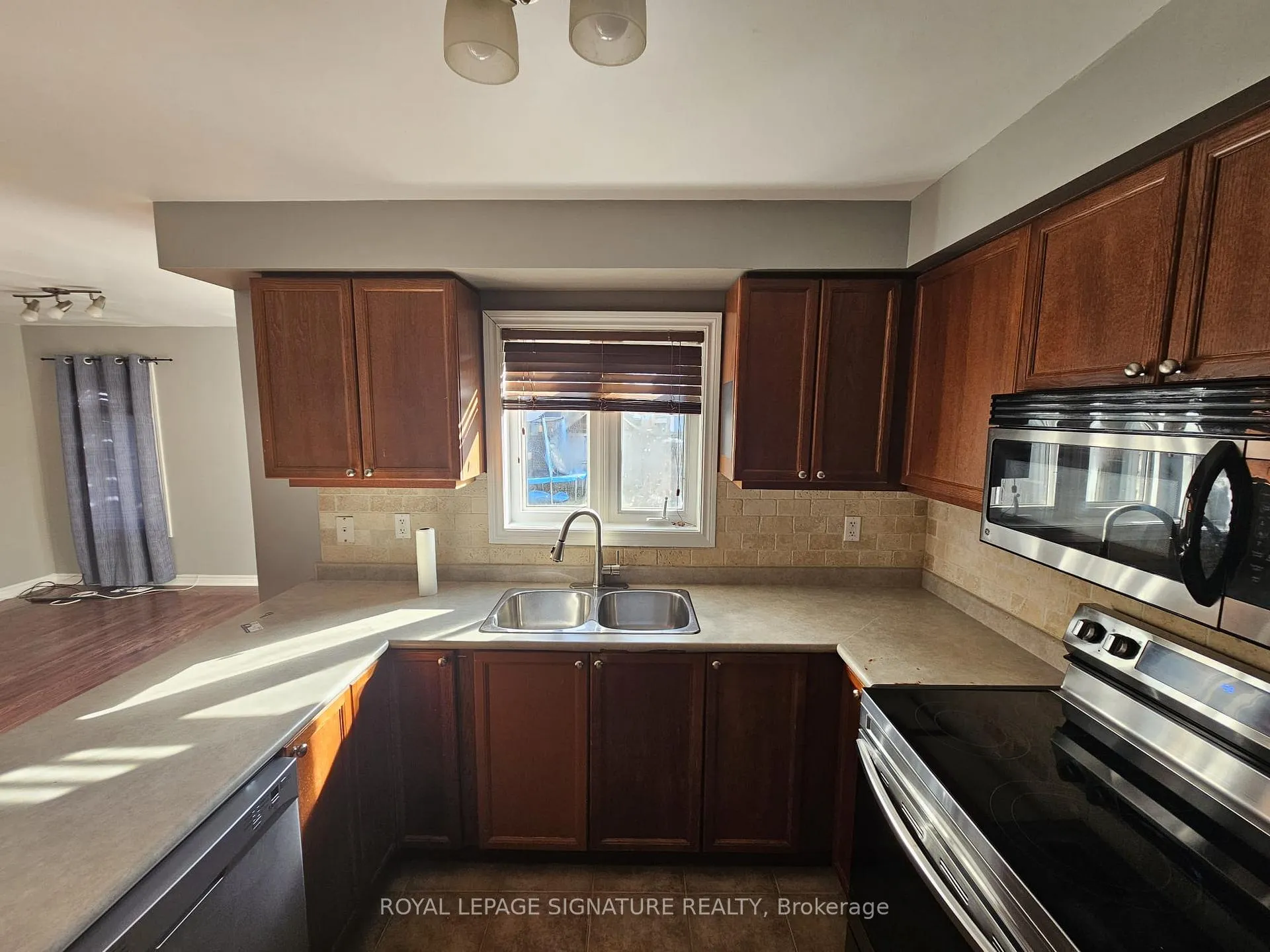 Photo 4 of 19 Bagnell Crescent, Clarington, Bowmanville — HOMEH