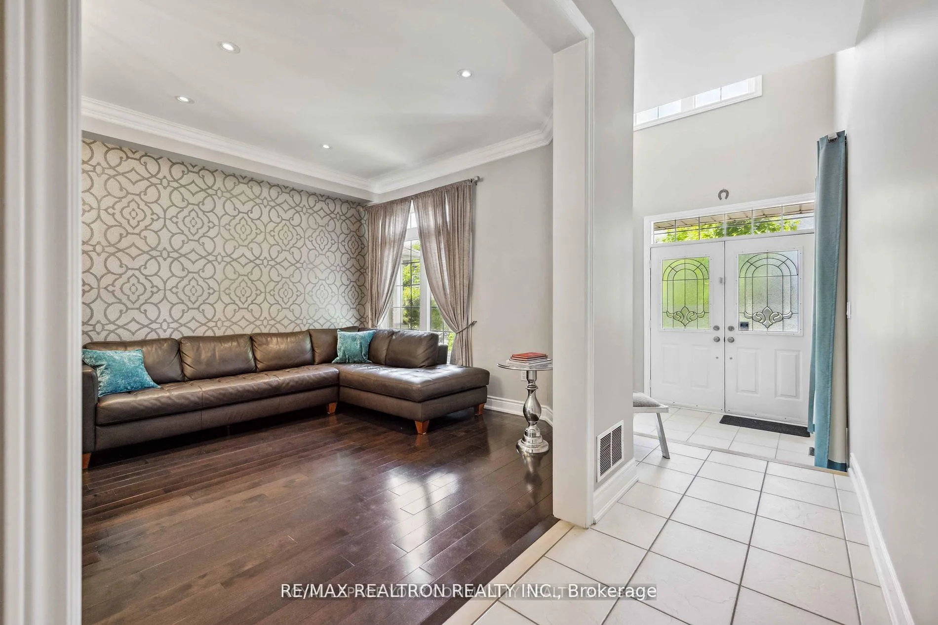 Photo 5 of 49 Arbourview Drive, Vaughan, Patterson — HOMEH