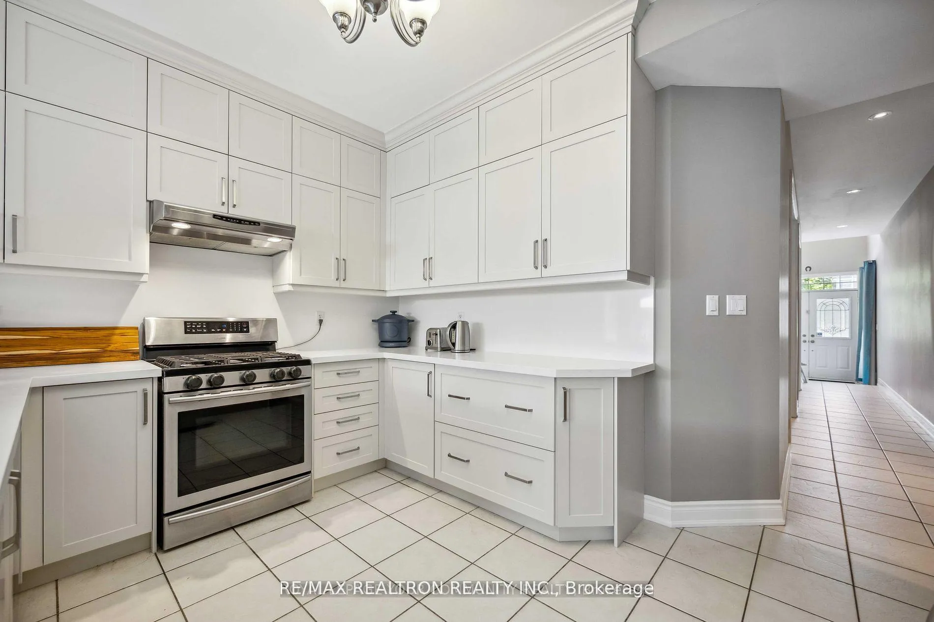 Photo 10 of 49 Arbourview Drive, Vaughan, Patterson — HOMEH
