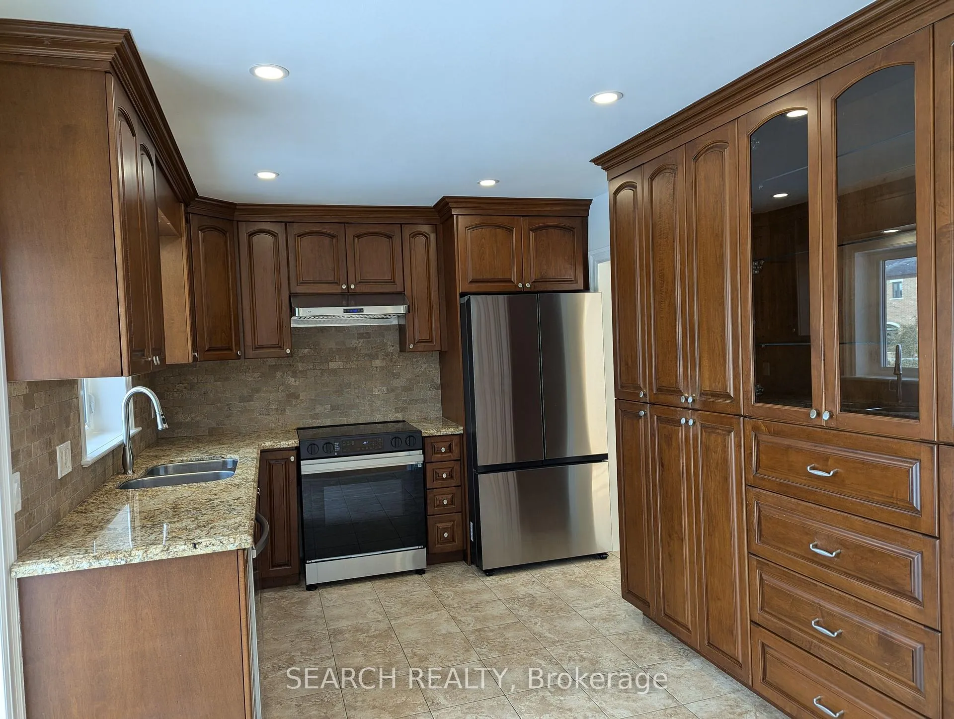 Photo 5 of 10 Lancer Drive, Vaughan, Maple — HOMEH
