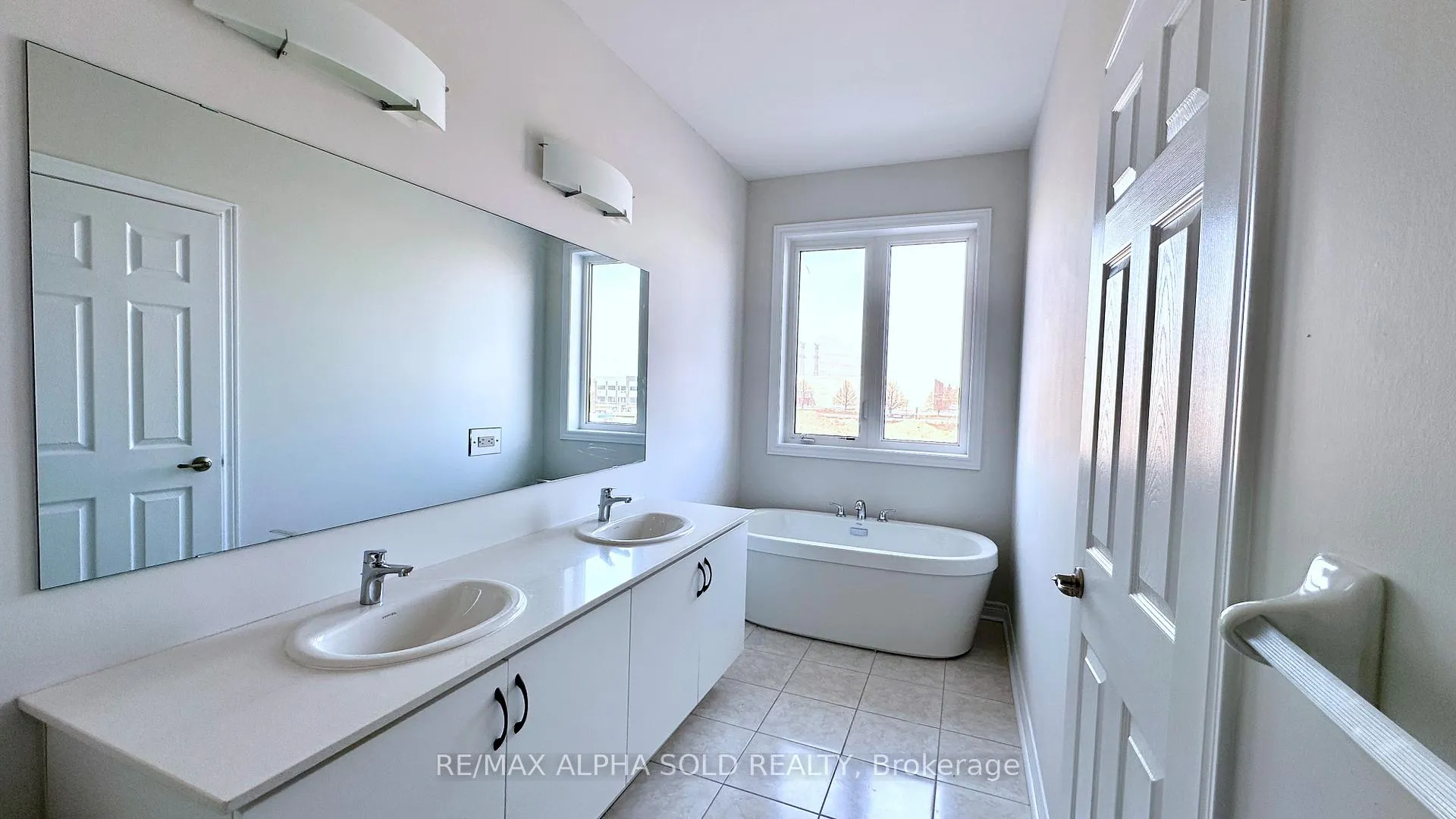 Photo 8 of 190 Mumbai Drive, Markham, Middlefield — HOMEH