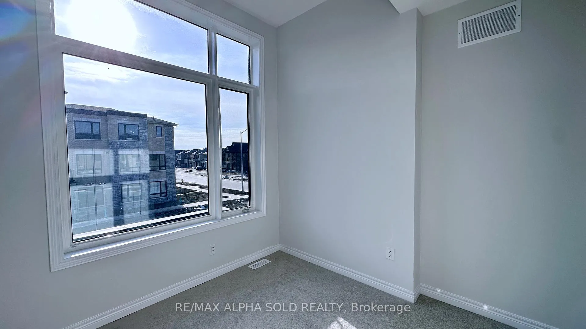 Photo 9 of 190 Mumbai Drive, Markham, Middlefield — HOMEH