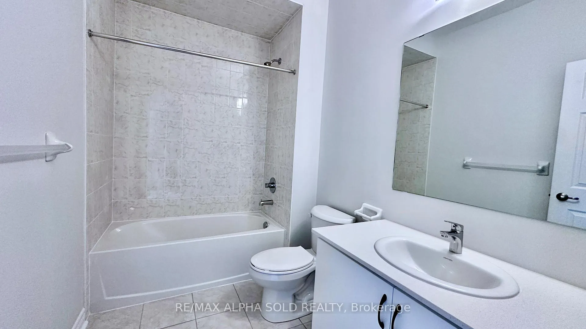 Photo 13 of 190 Mumbai Drive, Markham, Middlefield — HOMEH