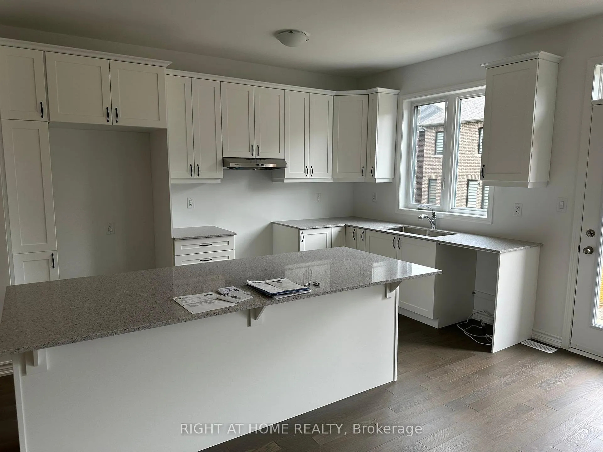 Photo 4 of 40 Suzuki Street, Barrie, Painswick South — HOMEH